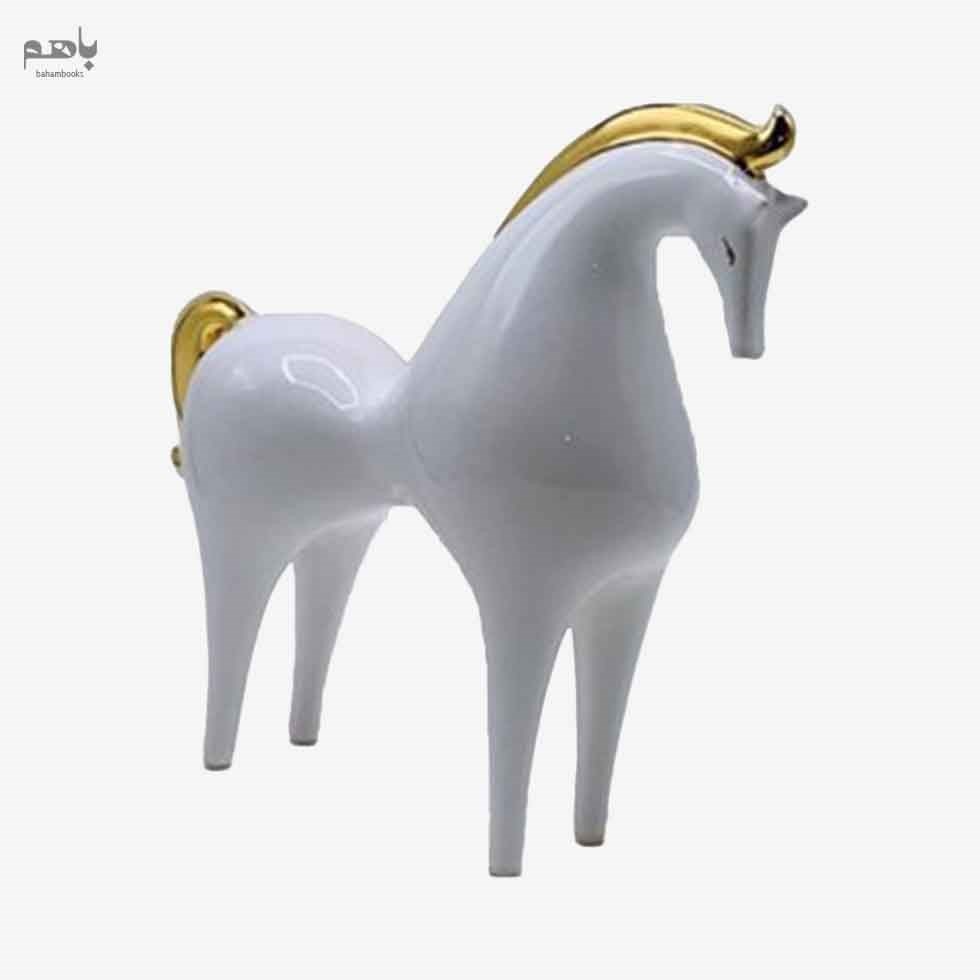 تصویر  تنديس اسب بزرگ سفيد يال طلا